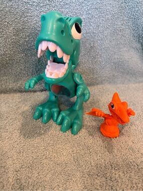 Play-Doh Dino Crew Crunchin T-Rex & Pterodactyl Mold Stamp Makes Sound Toy 8”